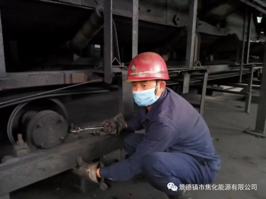 “老線這邊人手不夠，你們那邊有誰可以過來支援？”“好的，我馬上來?！甭牭竭@個消息時，羅國安剛剛結(jié)束新線的維修工作，但他二話不說，立即拿起維修包，投入到老線的維修工作當(dāng)中。每天工作10小時以上已經(jīng)成為抗疫期間的常態(tài)，雖然身體很疲憊，但是他沒有任何怨言，“確實(shí)很辛苦、很累，但現(xiàn)在正是特殊時期，只有保障公司生產(chǎn)經(jīng)營“不斷檔”，我們生活才能“不斷線”，恰恰我所在的運(yùn)輸廠就是承擔(dān)著焦炭煤炭運(yùn)輸?shù)闹匾氊?zé)，所以我更應(yīng)該恪盡職守，保障好這些設(shè)備的穩(wěn)定運(yùn)行?！?jpg